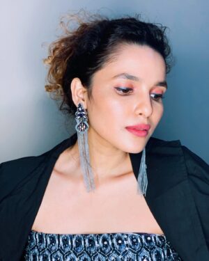 Chitrashi Rawat Instagram - कुछ सितारों के टुकड़े हम भी लेके चलते है .. कभी आँखो की चमक से तो कभी झुमकों की खनख में...। #silverjazz ..
.
.
Bas yunhi 🌻 

.
.
.
.

.
.

#chitsstyle  #reusefashion #mystyleblog #keepitchic #silverrings #chitrashirawat #mumbaiactor #mypersonalstyle #silvertone #curlyhairgirl #curlygirlmethod #funkyearrings  #longearrings
