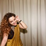 Chitrashi Rawat Instagram - Let’s keep it curly, wild and free 🌻 . #chitsstyle #sareelook #chitrashirawat