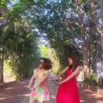 Chitrashi Rawat Instagram - Baaton baaton mein toh nahi hua .. kaafi practice ke baad 😜 @vidyamalavade hain na ? . . #dancereelsindia #ᴛʀᴇɴᴅɪɴɢʀᴇᴇʟ #chitrashirawat #vidyamalvade #chakdegirls