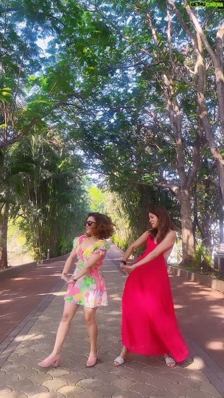 Chitrashi Rawat - 6.6K Likes - Baaton baaton mein toh nahi hua .. kaafi practice ke baad 😜 @vidyamalavade hain na ?
.
.
#dancereelsindia #ᴛʀᴇɴᴅɪɴɢʀᴇᴇʟ #chitrashirawat #vidyamalvade #chakdegirls