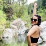 Chitrashi Rawat Instagram - Reaching to this water stream was so worth it .. had to trek down the steep valley for about 2.5 kilometres 🌻 . . #chitstravels