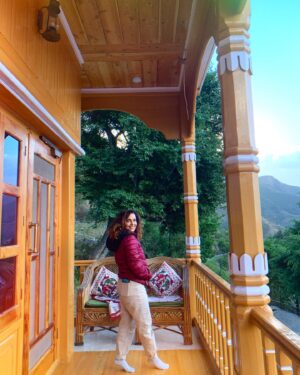 Chitrashi Rawat Instagram - Sunday Dump 🌸 from #apriltravel … last two videos are just bua duty on point 😜

#chitstravels #pahadan #pahad #uttrakhand_dairies #goadiary #albi #buaniecelove❤️❤️