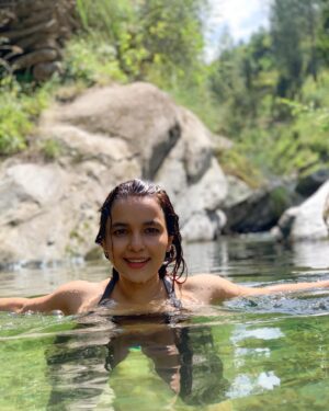 Chitrashi Rawat Instagram - Reaching to this water stream was so worth it .. had to trek down the steep valley for about 2.5 kilometres 🌻

.
.
#chitstravels