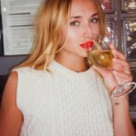 Chloé Jouannet Instagram - Merci pour vos messages🌹✨ (Actuellement je ressemble plus à la 2)