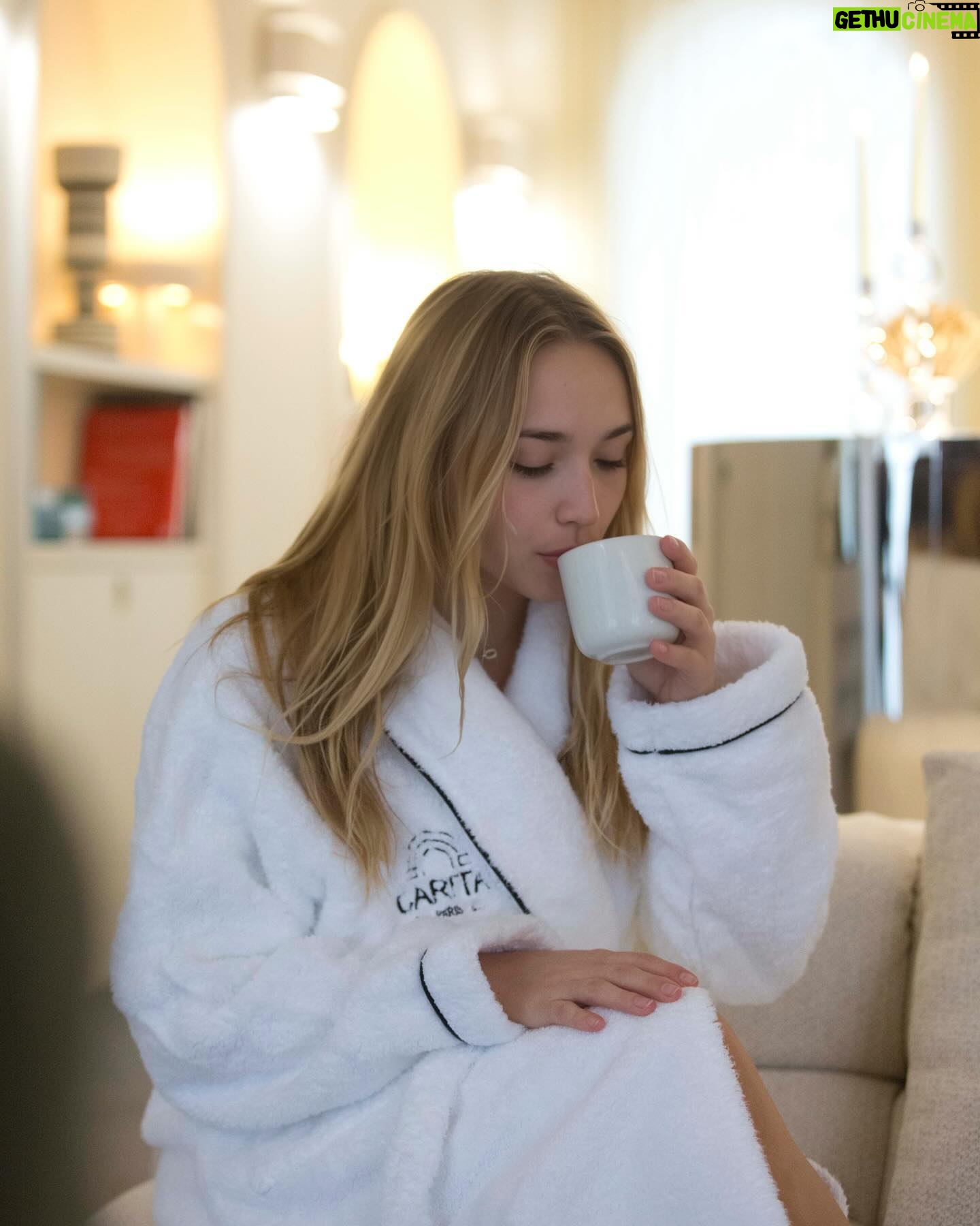 Chloé Jouannet Instagram - @caritaparis c’est l’histoire de deux sœurs, Maria et Rosy. En 1937, à 18 ans à peine, elles ouvrent leur premier salon, faisant ainsi un pied de nez à tous les messieurs qui monopolisent cette profession. Aujourd’hui cet endroit est encore plus magique de par son histoire et les gens qui y travaillent. Merci Sandrine et toute l’équipe pour ce Carita day inoubliable. 🤍🧖🏼♀️ Invitation