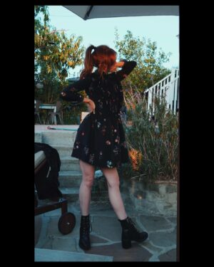 Chloe Dykstra Instagram - I have (vaxxed) friends over and they’re making pasta and we all impromptu-ly took fun photos of each other. Happy weekend, do fun things
⁣
📸: @trilobitewhatever⁣
Emotional support: @kenzyjennings