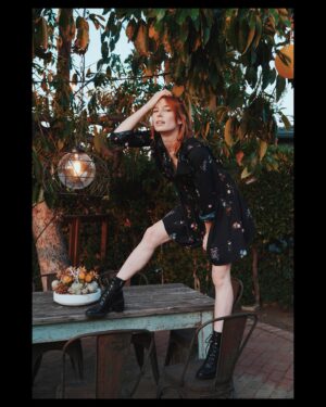 Chloe Dykstra Instagram - I have (vaxxed) friends over and they’re making pasta and we all impromptu-ly took fun photos of each other. Happy weekend, do fun things
⁣
📸: @trilobitewhatever⁣
Emotional support: @kenzyjennings