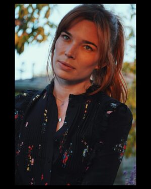 Chloe Dykstra Instagram - I have (vaxxed) friends over and they’re making pasta and we all impromptu-ly took fun photos of each other. Happy weekend, do fun things
⁣
📸: @trilobitewhatever⁣
Emotional support: @kenzyjennings