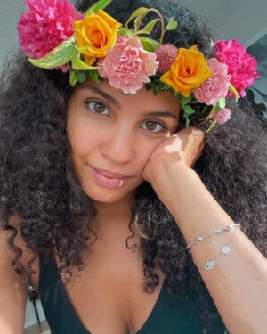 Chloé Mortaud Instagram - What can I say, flower crowns are perfect for the ‘gram

#flowercrown #flowerschoolla #flowerlovers #curlyhair #diy