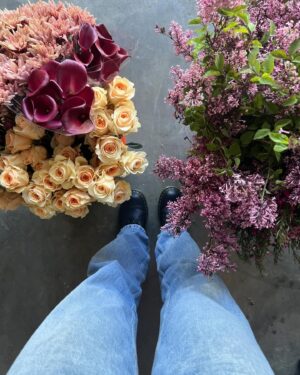 Chloé Mortaud Instagram - Oh May oh May !
Une petit recap du mois de Mai / May recap 

J’ai sorti le chapeau, on a fêté la fête des mères, j’ai booké plusieurs évents 🌸, des sorties en famille, quelques-unes entre amis, et Matis a eu le premier rôle dans le spectacle de l’école, Shrek ❤️ 
Mon coeur est comblé - prête pour Juin. 

I took out my straw hat, we celebrated Mother’s Day, I booked several events 🌸, some family outings, a few other with friends, and Matis got the lead role in the school play, Shrek. My heart is full. June ready ! 

#frenchexpat #curlyhair #mixedfamily #frenchfamily #missfrance