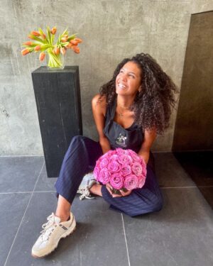 Chloé Mortaud Instagram - Je commence très simplement. Mais au moins je commence! Et je suis TRÈS contente! Ça faisait longtemps que j’y pensais. 
Changer, commencer quelque chose de nouveau, apprendre! Je me lance! Je ne sais pas où cette formation m’amènera, mais dans tout les cas je réalise un de mes rêves! Travailler avec des fleurs! Créer ! 
J’ai déjà hâte du jour 2 ! 

#losangelesflowers 
#flowerdesign #flowerschoolla #fleuriste #bouquet