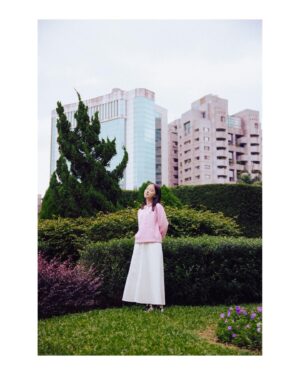 Chloe Xiang Instagram - @lacoste ✨🐊💭💕

你說你想逃離現實，到遠方去，我說我們先找一塊野地，對坐著安靜，像古老的雕像慢慢被忘記，手機鈴聲不再響起，這是最好的證明，這個時候我願意，和你一起，慢慢變成灰燼。

#我忍不住一直押韻