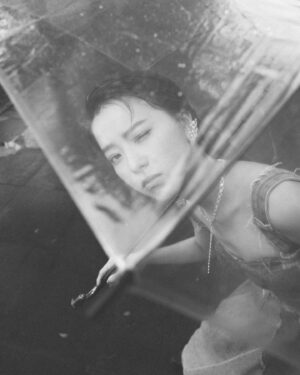 Chloe Xiang Instagram - JENN LEE SS23 〈Love Is The Answer 〉

好喜歡 @jennlee_official 詮釋愛與女性力量的獨特視角，第一次在臺北玫瑰園看秀，迎面而來的每個靈魂都自由地在雨中綻放屬於自己的龐克精神，當我們開始意識自己與身體的關係，便會發現愛可以穿越一切限制，雖然天空飄著雨，但內心有滿滿的彩虹。🥰✨

@jennlee_official @tpe.fashionweek 
@jennleelover 🌈❤️‍🔥💃🏻
-
Hairstylist @paulinehairflux 
Makeup @backstagealbee
Photographer @autumnscope
