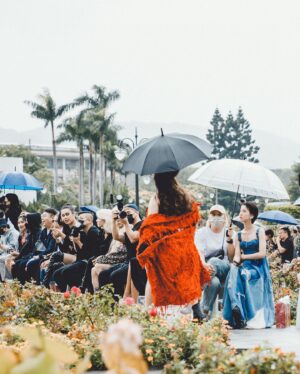 Chloe Xiang Instagram - JENN LEE SS23 〈Love Is The Answer 〉

好喜歡 @jennlee_official 詮釋愛與女性力量的獨特視角，第一次在臺北玫瑰園看秀，迎面而來的每個靈魂都自由地在雨中綻放屬於自己的龐克精神，當我們開始意識自己與身體的關係，便會發現愛可以穿越一切限制，雖然天空飄著雨，但內心有滿滿的彩虹。🥰✨

@jennlee_official @tpe.fashionweek 
@jennleelover 🌈❤️‍🔥💃🏻
-
Hairstylist @paulinehairflux 
Makeup @backstagealbee
Photographer @autumnscope