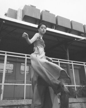 Chloe Xiang Instagram - JENN LEE SS23 〈Love Is The Answer 〉

好喜歡 @jennlee_official 詮釋愛與女性力量的獨特視角，第一次在臺北玫瑰園看秀，迎面而來的每個靈魂都自由地在雨中綻放屬於自己的龐克精神，當我們開始意識自己與身體的關係，便會發現愛可以穿越一切限制，雖然天空飄著雨，但內心有滿滿的彩虹。🥰✨

@jennlee_official @tpe.fashionweek 
@jennleelover 🌈❤️‍🔥💃🏻
-
Hairstylist @paulinehairflux 
Makeup @backstagealbee
Photographer @autumnscope