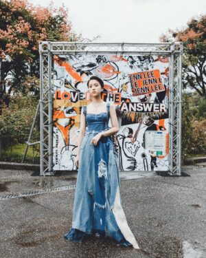 Chloe Xiang Instagram - JENN LEE SS23 〈Love Is The Answer 〉

好喜歡 @jennlee_official 詮釋愛與女性力量的獨特視角，第一次在臺北玫瑰園看秀，迎面而來的每個靈魂都自由地在雨中綻放屬於自己的龐克精神，當我們開始意識自己與身體的關係，便會發現愛可以穿越一切限制，雖然天空飄著雨，但內心有滿滿的彩虹。🥰✨

@jennlee_official @tpe.fashionweek 
@jennleelover 🌈❤️‍🔥💃🏻
-
Hairstylist @paulinehairflux 
Makeup @backstagealbee
Photographer @autumnscope