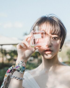 Chloe Xiang Instagram - 第一次遇見MissDior花漾迪奧淡香水，是在為一個角色尋找專屬於她的戀愛氛圍，面對成人式的愛情，她像是毫不猶豫奔向未知花田的小女孩，裹上俏皮甜美的糖衣，在愛裡自信奔放的模樣，讓每一次愛的凝視都炙熱發光。

對我來說氣味就像是角色的隱形戰袍，而這次的主題是戀愛，MissDior以清幽的卡拉布里亞佛手柑做為前調，點出女孩蛻變成為少女的迷人狀態，噴灑後散發清新果香， 隨著體溫與時間堆疊，緩緩釋放大馬士革玫瑰的迷人香氣，彷彿走入一座戶外花園， 遇上了充滿雍容自信的牡丹，最後在麝香的輕柔擁抱下結尾，在甜美與性感之間恣意流動，傳達女孩最自由的愛戀氣息。

MissDior香氣的自信奔放、俏皮甜美，就是在愛情裡最美的樣子，帶領我們找到「勇敢追愛、不畏世俗」的優雅堅定。

今年迪奧首次將高訂經典單耳蝴蝶結做為Miss Dior花漾迪奧淡香水的瓶身設計，以精緻的手工緹花緞帶為亮點，彷彿替女孩們的周圍繫上了無與倫比的美麗。

@DiorBeauty #DiorBeauty
 #MissDior #LoveIsABouquet