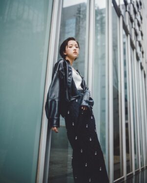 Chloe Xiang Instagram - 最近開始宣傳4/14即將上映的電影 #疫起 🎬

隨著一題題訪綱，時間軸拉回去年的夏天，第一次走進醫院的場景，目光直直被停止在2003年的日曆給吸引，一瞬間還以為是美術陳設，但後來才發現不是，它只是被遺忘在那裡很久很久。

醫院走廊的消毒水味、悶熱的大廳和擁擠的群眾們，戴著口罩奔跑時只聽得見自己不斷重疊的呼吸聲，面對看不見的病毒，人與人之間的距離好像越來越遙遠。

有時候覺得快要放棄時，生命往往會捎來一份陌生的善意，帶給我們精神鼓舞，支撐我們繼續走下去，然後再把這份力量傳給下一個需要的人。

直面內心的恐懼後而產生的勇氣，那是一種真正的勇敢，電影裡每一個角色我都好喜歡，每個人都有屬於自己的軟弱與堅強，在這場戰役裡大家都有屬於自己的位置，就像日常的我們一樣。

希望 #疫起 可以帶給大家意想不到的溫暖與力量，雖然大家都說有點沈重，但我就喜歡這種心臟被重擊的感覺，有共同愛好的朋友請不要錯過了，片尾曲很治癒，不會讓你哭著走出去。🫶🏻✨

啊要記得帶衛生紙，真的要帶。

-
Outfit @douchanglee
Hairstyle @jovi_cyf
Makeup @minniechaooo
Stylist @kwenkwenyu
Photographer @autumnscope