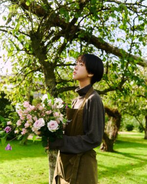 Chloe Xiang Instagram - 🐝✨🌲

蜂蜜色的石頭房子，遙望起伏綿延的丘陵，廣袤無際的草原上星星點點散佈著羊群，座落在Cotswolds的Daylesford Farm，每個細節都圍繞Bamford天然有機的生活風格。

微風輕輕吹拂悉心照料的香草植物，空氣裡傳來陣陣清香，踏在因雨露而潮濕的鬆軟草地，像一隻快樂的小狗，對世界充滿好奇。

我彎腰尋找、撿拾幾顆橡實，走向柵欄，小心翼翼地把果實，獻給從柵欄縫中，淘氣探出鼻子的新朋友。

從田野到餐桌的有機飲食，獨具風味的料理與新鮮蔬果汁，帶給身心平衡與自癒的力量，感受大地賦予食物最初的滋味🌿

夜裡在小屋的壁爐前烤火，聽著柴火燃燒的劈啪聲，讓睡前的心靈恢復平靜與沉澱，回想起早晨精油按摩後的頌缽冥想課程，透過溫柔的缽音與身體對話，感受內在更深層的放鬆。

睡前替花束換上乾淨的水，透過花藝工作坊，在創作裡找回平靜與專注的力量，讓具有生命力的植物融入生活，自然表達思緒的流動。

沐浴的療癒時光，有近似玫瑰又帶著鮮綠氣息的天竺葵縈繞，細緻輕盈，舒緩了快節奏的日常。進入睡眠模式前，噴上甯靜枕頭噴霧，為深層睡眠打造良好基礎，淡淡的薰衣草與乳香，幸福從微小的時刻開始🌙

-

@1010hope @bamford @1010apothecary
#1010HOPE #Bamford #1010apothecary
#Daylesfordfarm#Cotswolds#TravelwithHOPE
@daylesfordfarm @daylesfordstays
