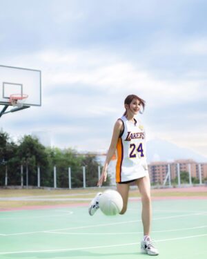 Chloe So Instagram - 籃球使我快樂( ～’ω‘)～
平時自己一個去街場打籃球🏀
會聽住音樂盡情去打😉
灑盡汗水真係好爽！
 
Wa! Wa! Wa! ヾ(´∀ ˋ)ﾉ
依家申請WeWa卡就有迎新獎賞送畀你🎉
分別係Samsung Galaxy Watch4 同
Sony LinkBuds S 耳機畀你揀🤩
有咗運動好伙伴，到時無論係計時爆盡射三分，
定係聽住歌Chill住咁上籃都no problem啦～
 
而家網上申請WeWa銀聯卡，仲有額外免簽賬獎賞$200回贈！
快啲出卡啦：https://bit.ly/3Qu3qM9
一齊Wa住做運動(❛◡❛✿)
齊齊釋放安多酚！

（受條款及細則約束）
 
#WeWa #WeWa卡 #bballwithchloe @wewamode