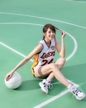 Chloe So Instagram - 籃球使我快樂( ～’ω‘)～
平時自己一個去街場打籃球🏀
會聽住音樂盡情去打😉
灑盡汗水真係好爽！
 
Wa! Wa! Wa! ヾ(´∀ ˋ)ﾉ
依家申請WeWa卡就有迎新獎賞送畀你🎉
分別係Samsung Galaxy Watch4 同
Sony LinkBuds S 耳機畀你揀🤩
有咗運動好伙伴，到時無論係計時爆盡射三分，
定係聽住歌Chill住咁上籃都no problem啦～
 
而家網上申請WeWa銀聯卡，仲有額外免簽賬獎賞$200回贈！
快啲出卡啦：https://bit.ly/3Qu3qM9
一齊Wa住做運動(❛◡❛✿)
齊齊釋放安多酚！

（受條款及細則約束）
 
#WeWa #WeWa卡 #bballwithchloe @wewamode