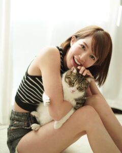 Chloe So Instagram - 中秋節快樂🐱 @hahakirac 到訪 可以幫我同皮皮影親子相🥲 #這段感情只有我在付出