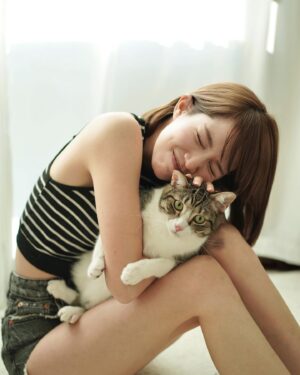 Chloe So Instagram - 中秋節快樂🐱
@hahakirac 到訪
可以幫我同皮皮影親子相🥲
#這段感情只有我在付出