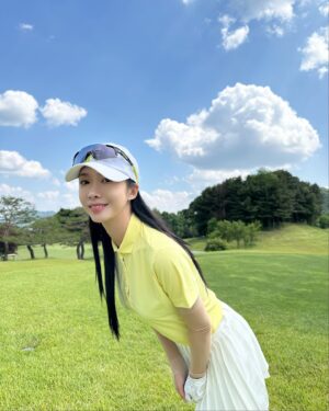 Cho Lee-hyeon Instagram - 날씨가 다 한날..💚
상큼생콤한 풋조이 풀셋에 포틴아이언 까지 완벽했다,,🫶🏻
에이밍 엉망진창이라 선생님 고생해주셔서 감사해요,,,
더 노력할게요🤣

#풋조이 #골프웨어 #포틴아이언