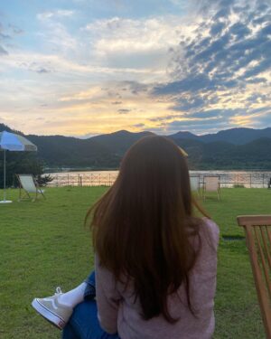 Cho Yu-jung Instagram - 1. 남호랑 유라
2.이준이가 찍은 유라와 하늘
3.남호가 찍은 캠핑장 유라
4.유라가 찍은 친구들의 등굣길
5.티빙에서 주신 꽃선물🌸🌼

#어른연습생  #티빙  #TVING