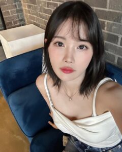 Cho Hyun-young Instagram - 누가 사진 좀 찍어줘…
