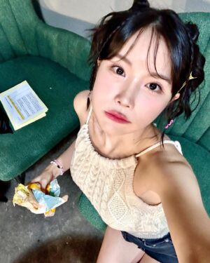 Cho Hyun-young Instagram - 영영 오지 않을 것 같았던 
나의 첫 팬미팅… 
준비하면서 정말 이래도 되나 싶을 정도로 
많은 일이 있었지만 
그래서 걱정 근심 가득찬 시간들 이었지만 
오늘 와주신 우리 조렝이들 친구들 멤버 가족 을 보니 이루 말할 수 없을 정도로 행복했다!! 

팬미팅을 위해서 고생해주신 분들 정말 진심을 담아 감사드립니다..! 
오늘 이 감정 잊지 않고 앞으로 더 성장하는
현영이 되겠습니당 진짜 모두모두.. 사..랑..해…💕