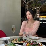 Cho Hyun-young Instagram - 올해도 언니들이랑 함께한 생일💗 오랜만에 완전체여서 넘 기분좋았당🥹 식사도 넘 맛있었다는..⭐️ 고마워여 언니들🎀🎀
