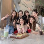 Cho Hyun-young Instagram - 올해도 언니들이랑 함께한 생일💗 오랜만에 완전체여서 넘 기분좋았당🥹 식사도 넘 맛있었다는..⭐️ 고마워여 언니들🎀🎀