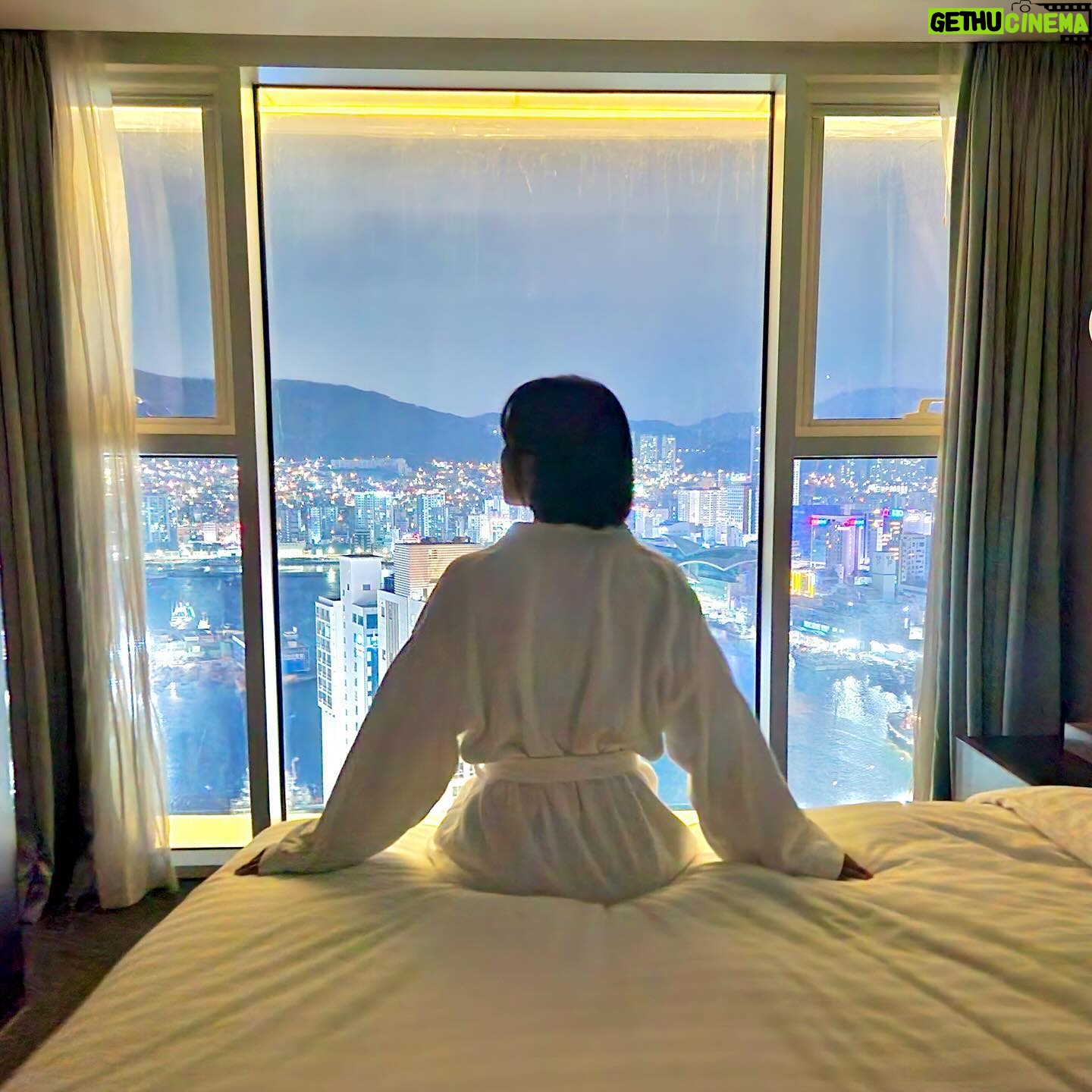 Cho Hyun-young Instagram - 오랜만에 부산 놀러와서 야무지게 놀았다♥️ 호텔에서 부산 야경이 한눈에 보여서 보는것만으로도 너무 힐링됐다는 🥰 . . #라발스호텔 #부산호텔 #영도호텔