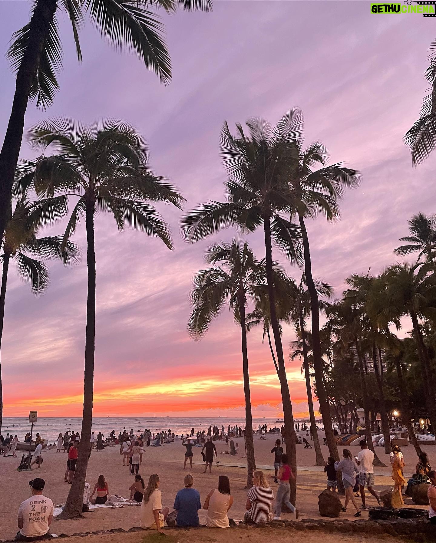 Choi A-ra - 6.3K Likes - Waikiki on the beach🍹