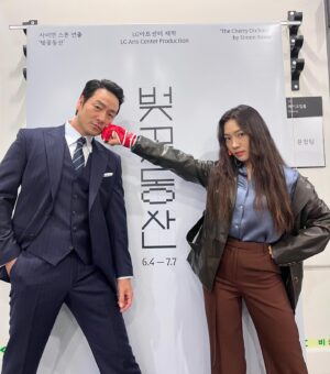 Choi Hee-seo Instagram - 벚꽃동산 1주차의 기록.
도연: 매일 매일 끝나는 기분이야.
희서: 근데 다음날 또 시작하죠.
도연: 그러네, 내일 또 시작하네. 
희서: 그렇게 서른 번 시작하고 끝나겠네요.
도연: 좋다, 내일도 또다른 시작이라는 게.
@lgartscenter