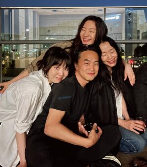 Choi Hee-seo Instagram - 벚꽃동산 1주차의 기록.
도연: 매일 매일 끝나는 기분이야.
희서: 근데 다음날 또 시작하죠.
도연: 그러네, 내일 또 시작하네. 
희서: 그렇게 서른 번 시작하고 끝나겠네요.
도연: 좋다, 내일도 또다른 시작이라는 게.
@lgartscenter