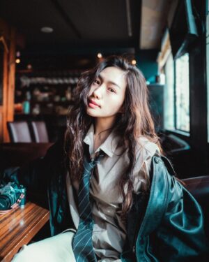 Choi Hee-seo Instagram - 질풍의 가죽 자켓 😎
#최희서 #데일리희서