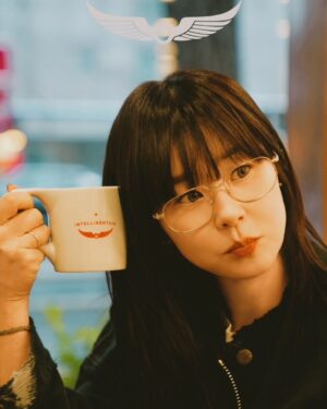 Choi Kang-hee Instagram - 미국 3대 스페셜 커피라던데 🇺🇸 인텔리젠시아가 한국🇰🇷에 상륙했다는 소식을 듣고(서촌에!😀) 방문해보고 싶었는데  초대받게되어~🥰
너무 기쁜마음으로 방문하게되었어요~! 🚶‍♀️🚶‍♂️
Intelligentsia Coffee☕️

💕인테리어가 정말 너무 소중했어요
유리창에 보이는 기와와 바 테이블 안에  인텔리젠시아 플레이어들이 너무 보기좋고 이쁘더라구요😍🫢

제 픽은🤗  얼터너티브 에스프레소 커피 ☕️ 🇷🇼 르완다원두요 지인짜 이런맛 처음이요♡
처음에는 쥬시~한 느낌에 옵! 할수는 있지만 금새 중독성강한 매력에 빠졌어요 
새로운 커피 ☕️ 설렘

봄 나들이 한번씩 가보면 좋을듯
<서촌 포 인텔리젠시아>
서울 종로구 자하문로 34 1층
미국외 지역에는 한국 서촌이 최초래요!
오랫동안 한국시장을 동경해 왔다고 하더라구요!
좋죠♡좋아요~ 

많이 사랑해주세요~
#인텔리젠시아프렌드#인텔리젠시아#나들이#나를위한선물#Thankyou#intelligentsiacoffee#서촌#인텔리젠시아#얼터너티브에스프레소르완다#강짱강추