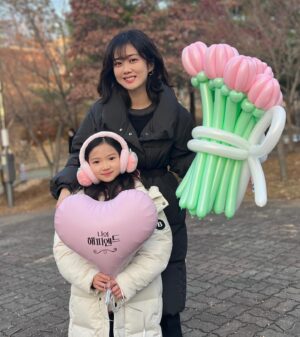 Choi So-yul Instagram - @nara0318  재원엄마랑 막촬 기념 💕

어제 쫑파티 하고 나니 이제 좀 실감이 나네요 🥹
8개월동안 다들 수고 많으셨다요 🔥

그리고 이쁜 풍선 만들어주신 봉봉토퍼 사장님은 사랑입니다 🫶🏻💕
@bonbontopper 

#나의해피엔드 #장나라 배우님 #서재원 엄마 #최소율 #아역배우 #허아린 #드라마 #막촬 #많관부 #많사부