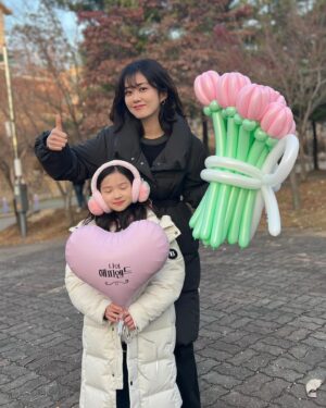 Choi So-yul Instagram - @nara0318  재원엄마랑 막촬 기념 💕

어제 쫑파티 하고 나니 이제 좀 실감이 나네요 🥹
8개월동안 다들 수고 많으셨다요 🔥

그리고 이쁜 풍선 만들어주신 봉봉토퍼 사장님은 사랑입니다 🫶🏻💕
@bonbontopper 

#나의해피엔드 #장나라 배우님 #서재원 엄마 #최소율 #아역배우 #허아린 #드라마 #막촬 #많관부 #많사부
