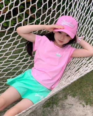 Choi So-yul Instagram - #협찬 @mlbkids_kr 

이번 괌 여행에서도 MLB KIDS 와 함께 🌴

에슬레져 여아 반팔 티셔츠 스커트 세트와 함께, HIP 하게 ☀️

#슈퍼팬키즈#SUPERFANKIDS#MLB키즈 #MLB키즈에슬레저 #MLB키즈모자#MLB샌들 #해외여행 #호캉스 #괌