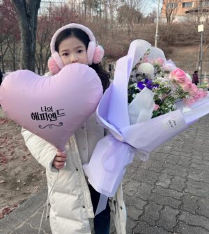 Choi So-yul Instagram - @nara0318  재원엄마랑 막촬 기념 💕

어제 쫑파티 하고 나니 이제 좀 실감이 나네요 🥹
8개월동안 다들 수고 많으셨다요 🔥

그리고 이쁜 풍선 만들어주신 봉봉토퍼 사장님은 사랑입니다 🫶🏻💕
@bonbontopper 

#나의해피엔드 #장나라 배우님 #서재원 엄마 #최소율 #아역배우 #허아린 #드라마 #막촬 #많관부 #많사부