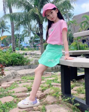 Choi So-yul Instagram - #협찬 @mlbkids_kr 

이번 괌 여행에서도 MLB KIDS 와 함께 🌴

에슬레져 여아 반팔 티셔츠 스커트 세트와 함께, HIP 하게 ☀️

#슈퍼팬키즈#SUPERFANKIDS#MLB키즈 #MLB키즈에슬레저 #MLB키즈모자#MLB샌들 #해외여행 #호캉스 #괌