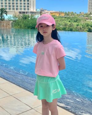 Choi So-yul Instagram - #협찬 @mlbkids_kr 

이번 괌 여행에서도 MLB KIDS 와 함께 🌴

에슬레져 여아 반팔 티셔츠 스커트 세트와 함께, HIP 하게 ☀️

#슈퍼팬키즈#SUPERFANKIDS#MLB키즈 #MLB키즈에슬레저 #MLB키즈모자#MLB샌들 #해외여행 #호캉스 #괌