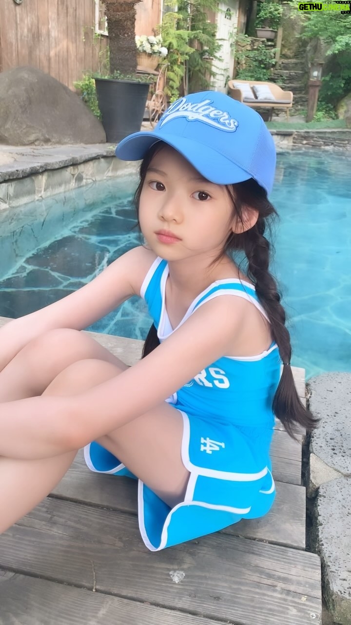 Choi So-yul - 2.6K Likes - #협찬 @mlbkids_kr
요정이 튀어나올것 같았던 촬영장에서 청량청량하게 🤍🩵🤍🩵
#슈퍼팬키즈#SUPERFANKIDS#MLB키즈래쉬가드#MLB키즈수영복 #MLB키즈모자#MLB키즈샌들#물놀이샌들 #호텔수영장#수영장#워터파크#물놀이