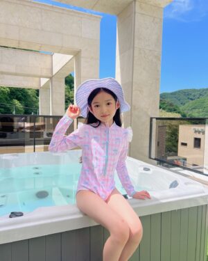 Choi So-yul Instagram - #협찬 @lemotifofficial 

너무나도 러블리했던 르모티프 스윔웨어 💕

입히자마자 화사해지는 매직  그리고 다리가 길어보이는 매직🤭 

모자까지 완벽했다 !!!

르모티프가 르모티프 했다구요 💕 덕분에 놀러가서 인생샷 엄청 남기고 왔다는요👀

#르모티프 #르모티프수영복 #스윔웨어 #키즈수영복 #여아수영복 #여름 #수영복