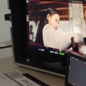 Choi So-yul Instagram - #우리집 7화 #드라마 #온에어 

MBC 우리집 🏠 많관부 많사부 🫶🏻

너무 이쁘셨던 연우 배우님과 함께했어요 ❣️
대기 중간에 계속 말걸어주시고 배려해주셔서 너무 감사했네요 👍🏻

현장에 계셨던 감독님과 모든 스텝분들의 챙김과 배려에 추운날 촬영이 너무 따뜻했습니다 ❣️❣️

👧🏻
소율이는 민희 역으로 나와요 💕

좋은 기회주셔서 감사합니다 @cna_cnckids 

❣️ 소율이 의상 @mardi_mercredi_lespetits 

#김희선 #이혜영 #김남희 #연우 #황찬성 #재찬 #BitterSweetHell #mbcdrama #MBC금토드라마 #MBC #마르디메크르디레쁘띠 
#최소율 #아역 #아역배우 #드라마촬영