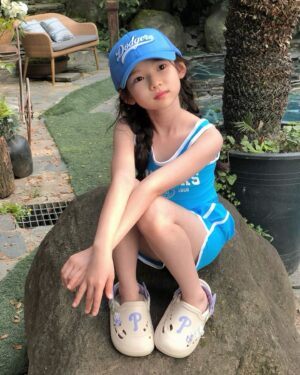 Choi So-yul Instagram - #협찬 @mlbkids_kr 

MLBKIDS 의 스윔웨어 세트와 함께 물놀이 시즌 스타트 🩵

첫사진은 하언이가 찍어준 소듕한 한컷 🫶🏻

#슈퍼팬키즈#SUPERFANKIDS#MLB키즈래쉬가드#MLB키즈수영복 #MLB키즈모자#MLB키즈샌들#물놀이샌들 #호텔수영장#수영장#워터파크#물놀이