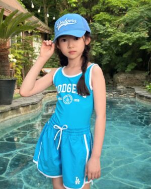 Choi So-yul Instagram - #협찬 @mlbkids_kr 

MLBKIDS 의 스윔웨어 세트와 함께 물놀이 시즌 스타트 🩵

첫사진은 하언이가 찍어준 소듕한 한컷 🫶🏻

#슈퍼팬키즈#SUPERFANKIDS#MLB키즈래쉬가드#MLB키즈수영복 #MLB키즈모자#MLB키즈샌들#물놀이샌들 #호텔수영장#수영장#워터파크#물놀이